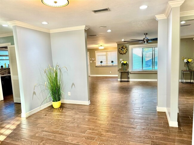 Building Photo - 2750 Manila Ln