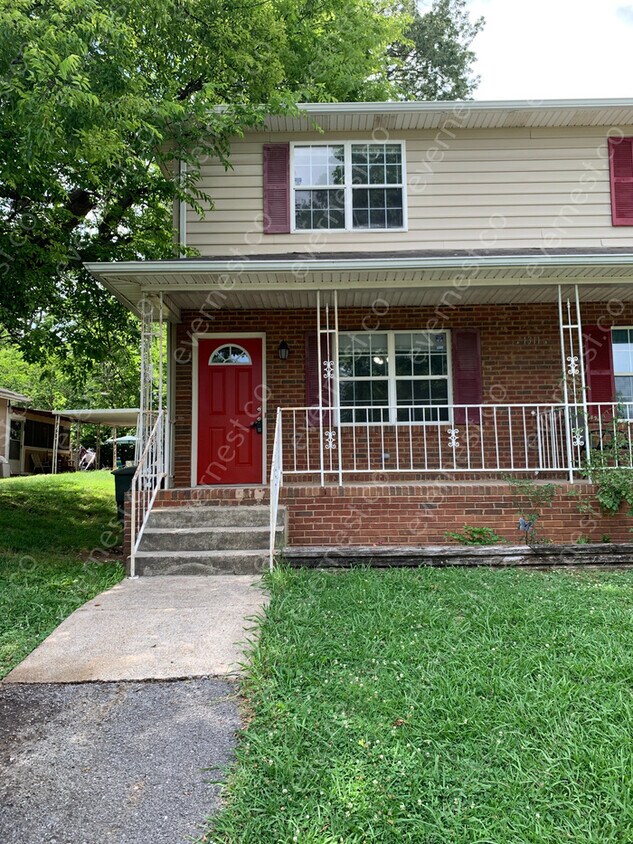 Foto principal - 2 BED & 1.5 BATH | NO PETS | NO S8