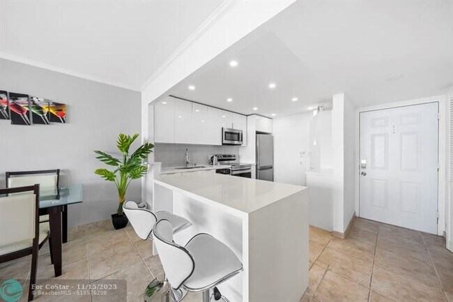 Building Photo - 1301 NE Miami Gardens Dr