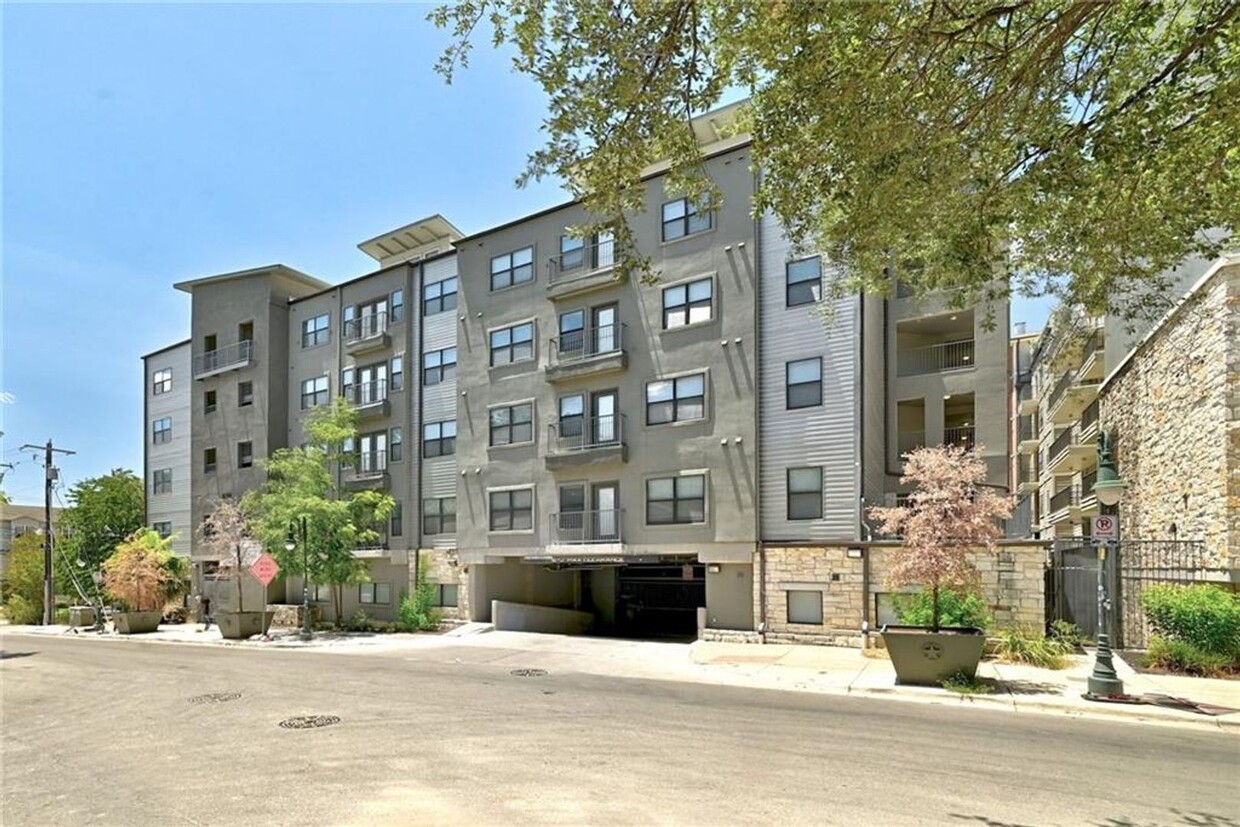 Primary Photo - Gorgeous High rise with pool, West campus ...