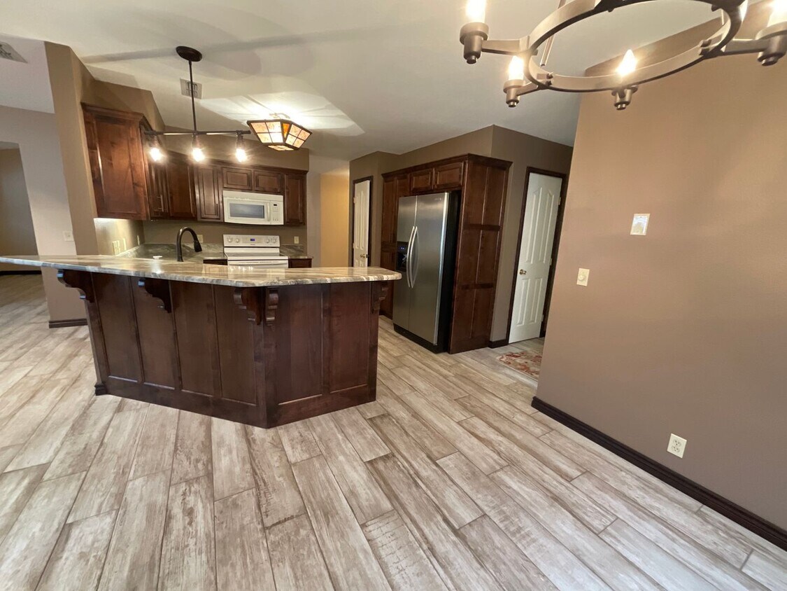 Primary Photo - Beautiful Executive 3bd/2bath home in Joplin!