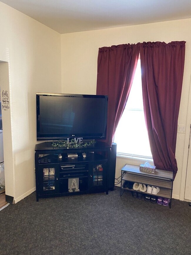 Foto del edificio - One Bedroom One Bath on Puget Sound Ave - ...