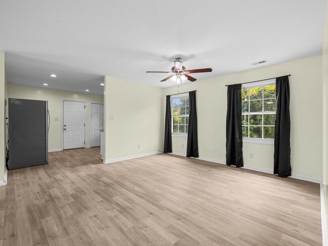 Building Photo - 103 Oakwood Ct