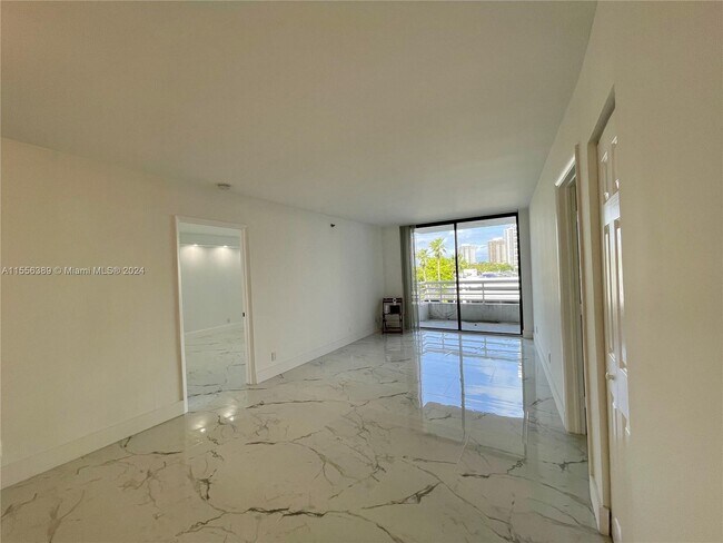 Foto del edificio - 3300 NE 192 St