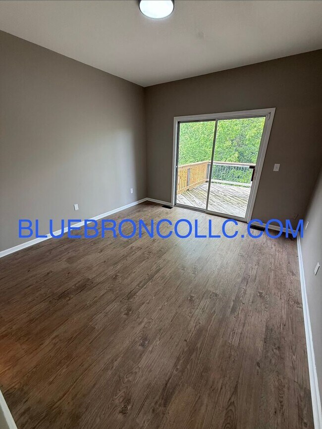 Foto del edificio - Completely renovated 3 bedroom unit with modern finishes and beautiful views.