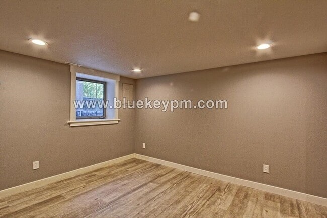 Building Photo - 2 Bed, 1 Bath Unit in Laurelhurst Plex