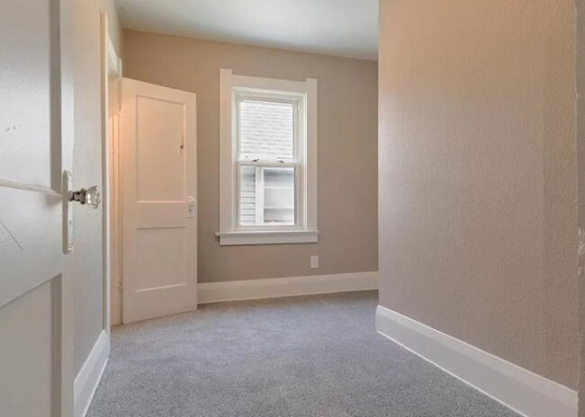Building Photo - 463 Howland Ave