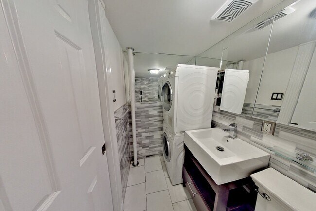 Foto del edificio - 345 W 53rd St