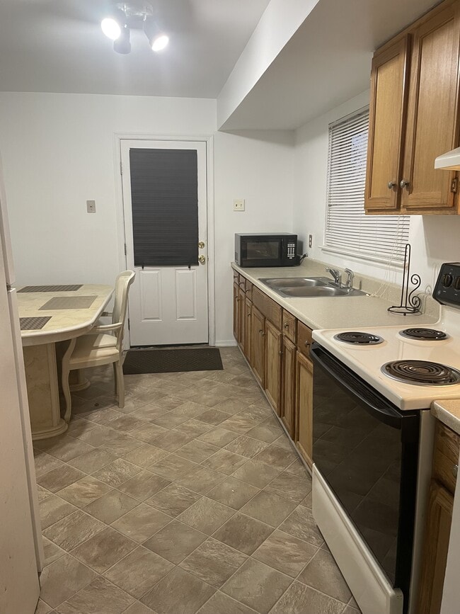 Foto del edificio - 629 River Creek Rd