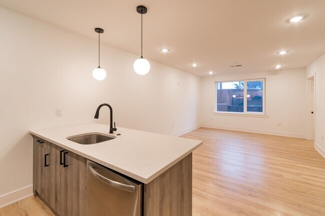 Building Photo - 629 W Girard Ave