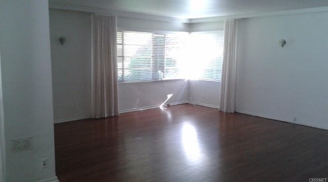 Living room - 11043 Kling St