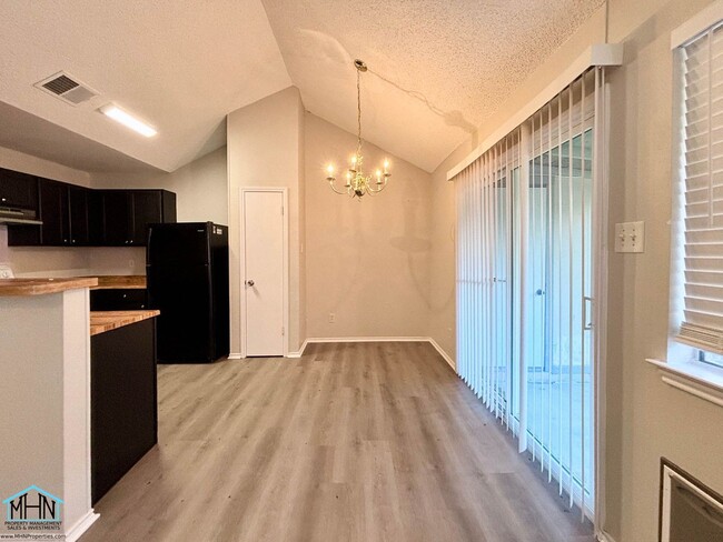 Building Photo - Beautifully renovated 3 bedroom, 2 bath ho...