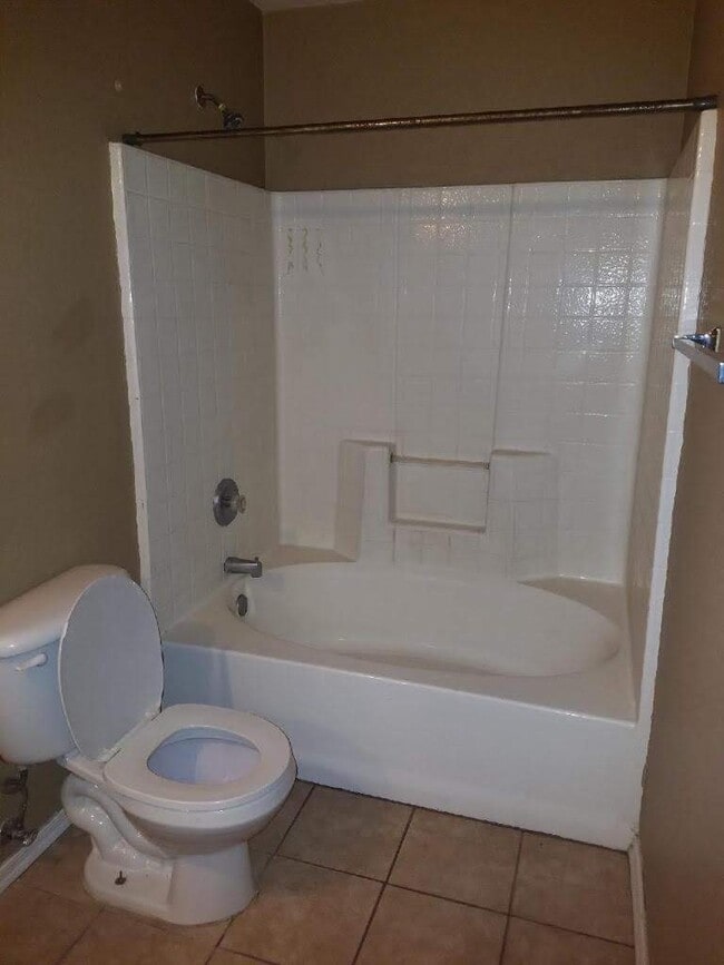 Building Photo - 916 W Carter Rd