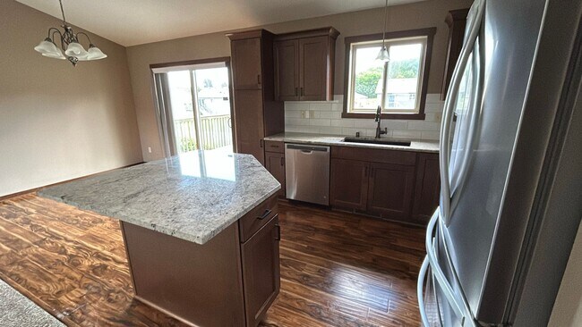 Building Photo - Beautiful and Spacious 4 Bedroom 3 Bath Av...