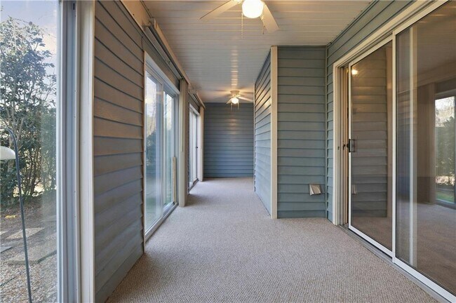 Foto del edificio - 4055 Whitehall Way