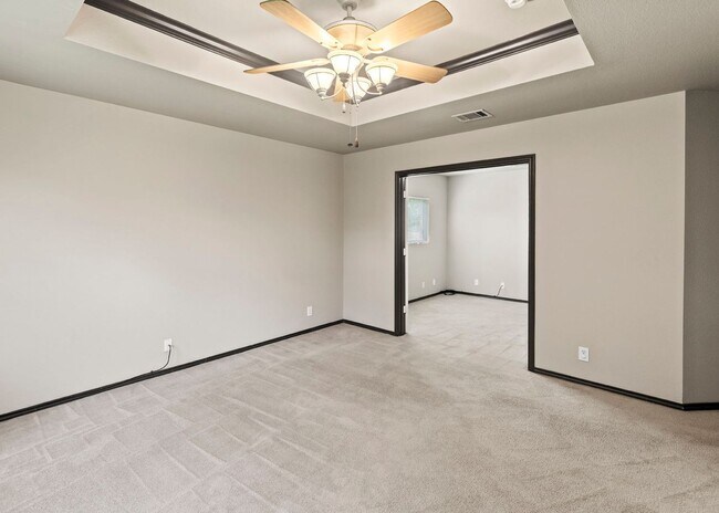 Foto del edificio - New Wood Flooring!