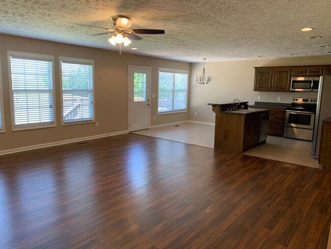 Building Photo - Beautiful 3 Bedroom, 2 Bath Home, With GAR...