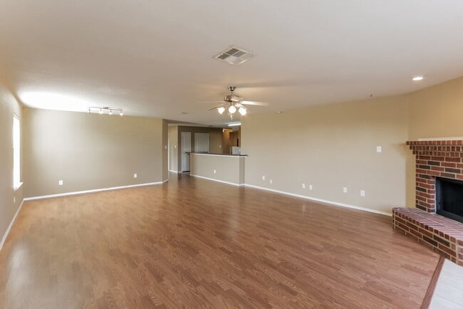 Building Photo - 762 Mission Ln