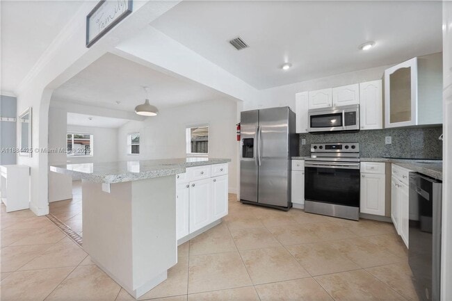 Building Photo - 2441 Tarpon Dr