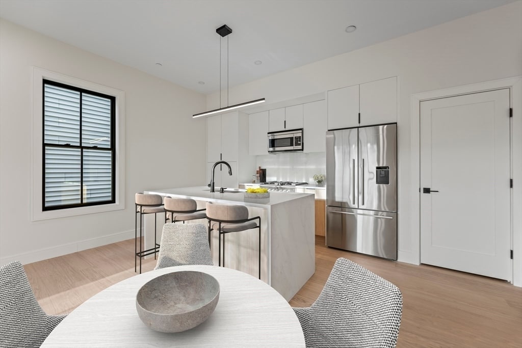 Foto principal - 224 W 9th St