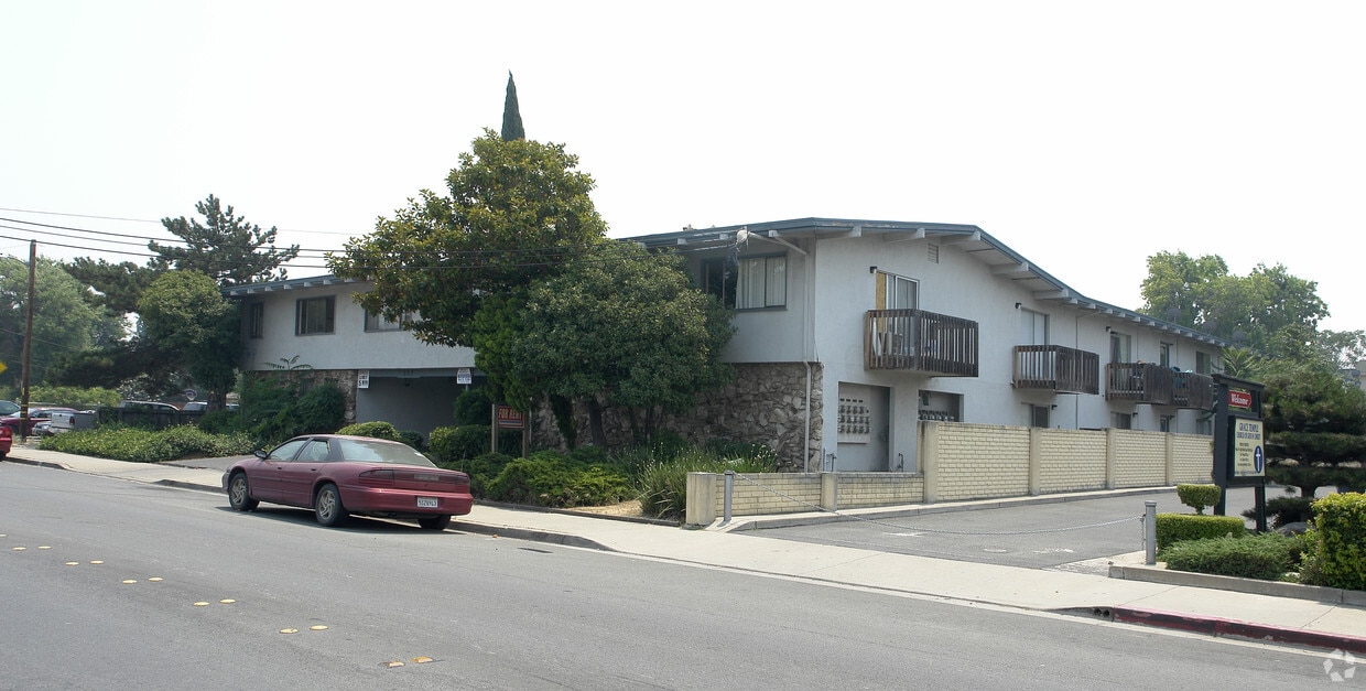 Building Photo - 927 Fitzuren Rd