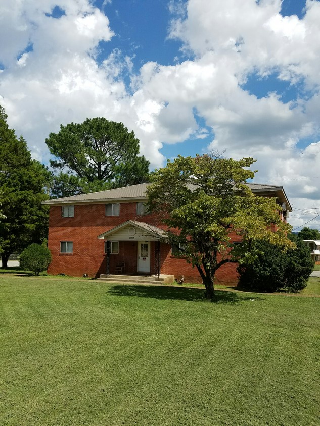 Primary Photo - 2220 Memorial Pky NW