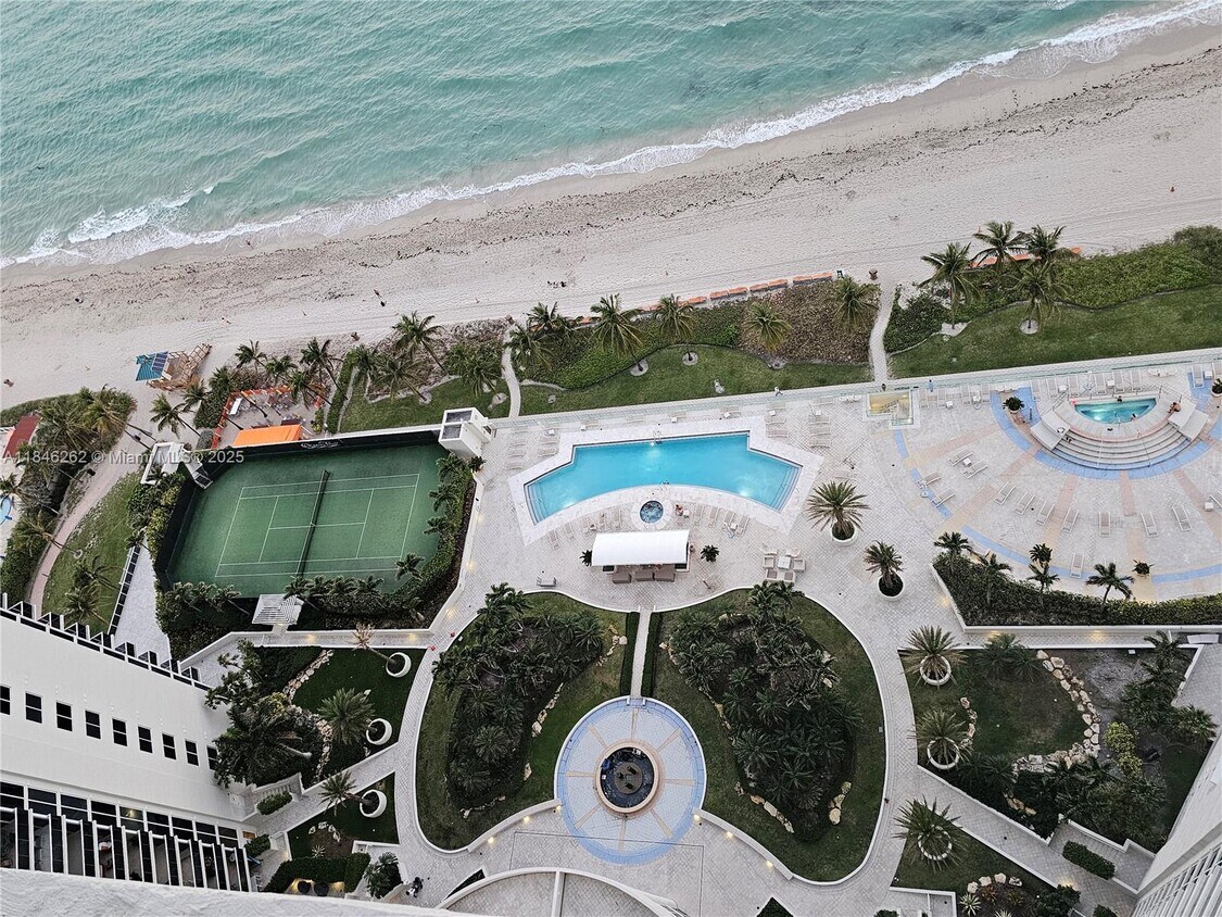 Primary Photo - 19111 Collins Ave
