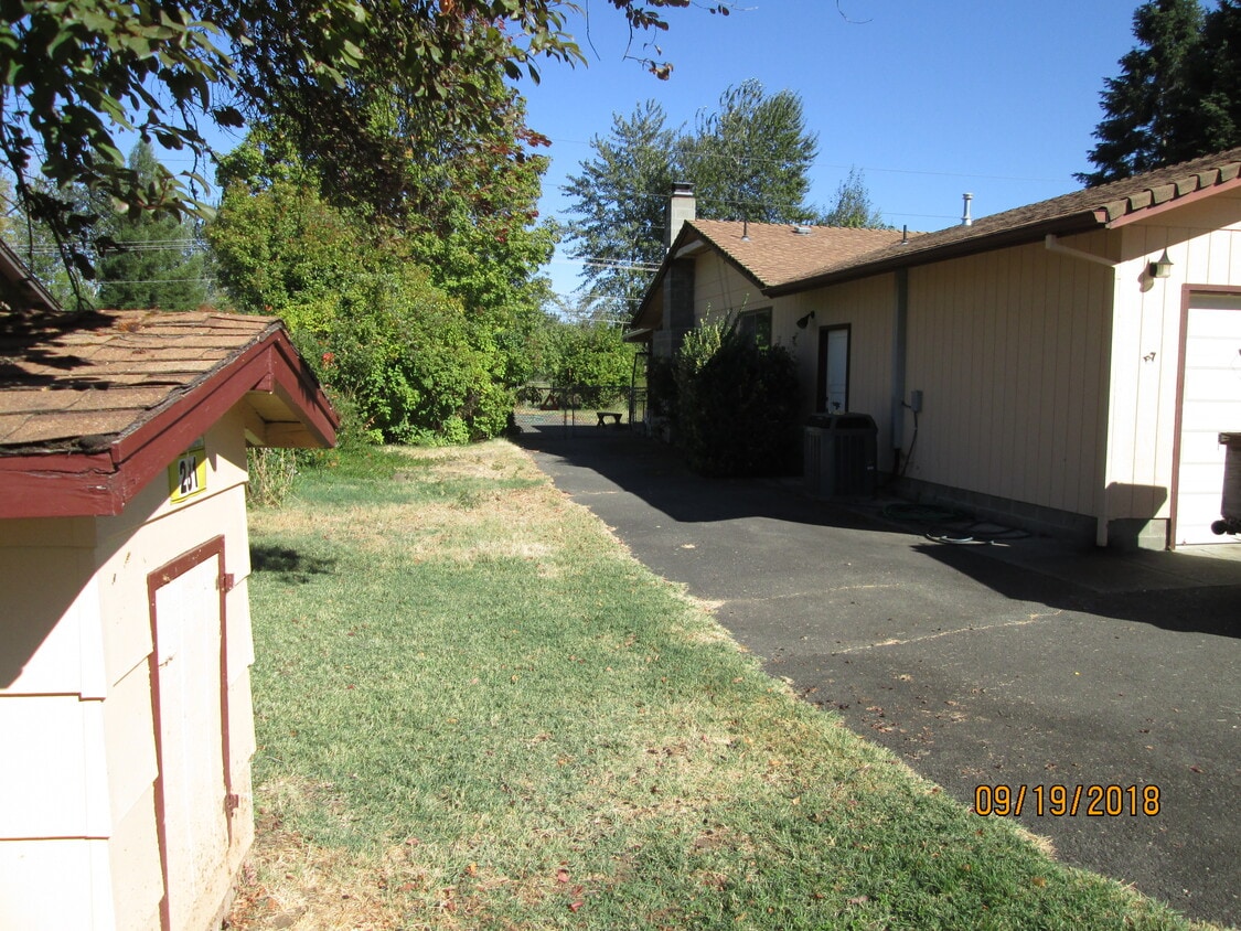 Building Photo - 281 Glen Dr