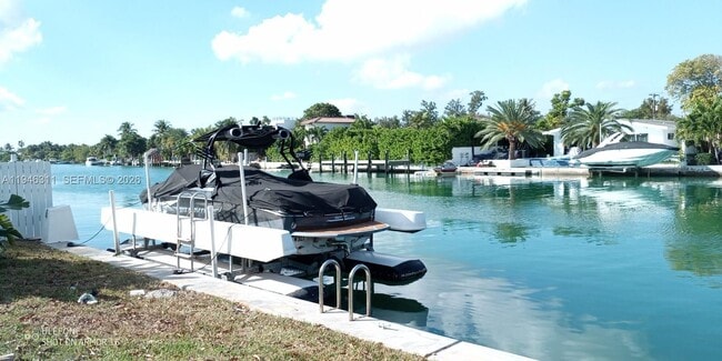 Foto del edificio - 1735 Calais Dr