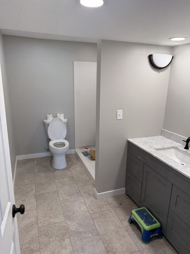 Baño de la planta baja - 1555 Jackson St