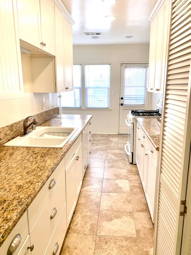 Kitchen - 606 N Florence St