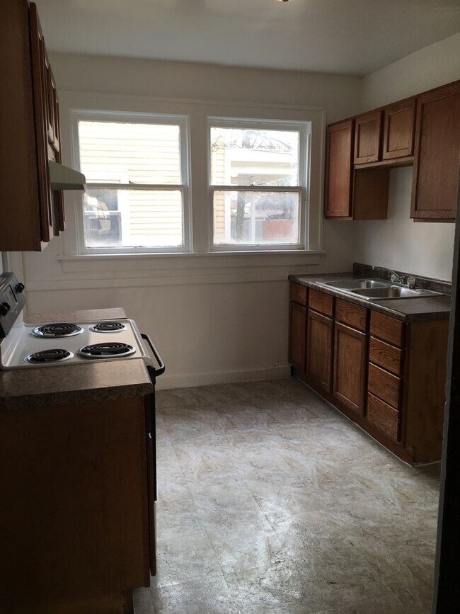Foto del edificio - Spacious 5 Bedroom 2 Bath Home, with 2 bedrooms and bath on main level