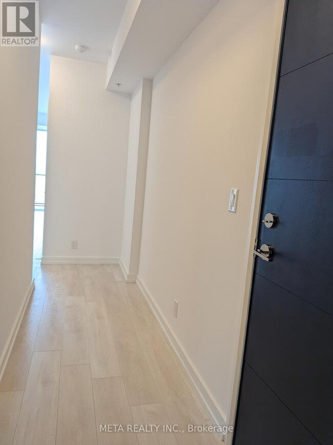 Building Photo - 75 James St S