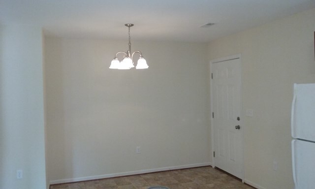 Foto del edificio - 215 Pinewood Ave