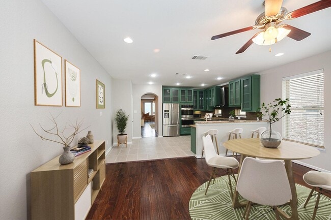 Stylish M Streets townhouse with modern interior & fenced yard - Stylish M Streets townhouse with modern interior & fenced yard