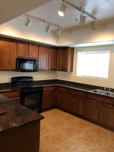 COCINA - 2150 W Alameda Rd