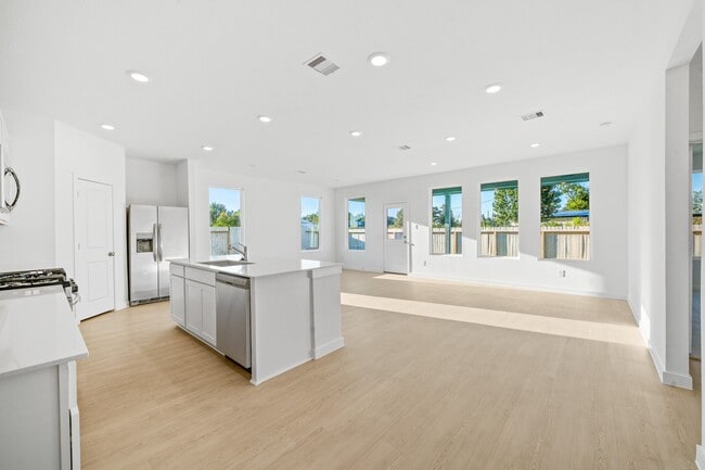 Building Photo - 349 Tejas Trl