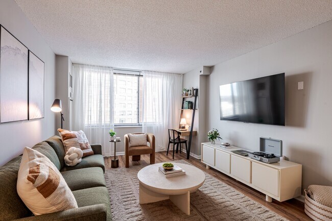 Espacios habitables inundados de luz natural en 15 Bank Apartments en White Plains, NY 10606 - 15 Bank Apartments