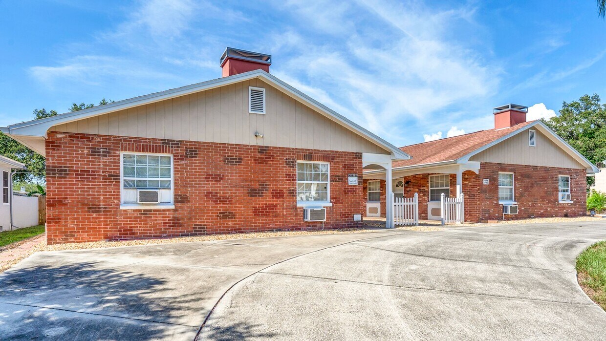 Foto principal - Unfurnished/Annual Rental 1br/ba/1 carport...