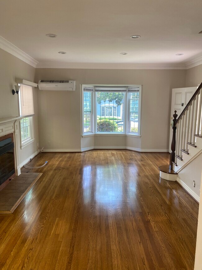 Building Photo - 205 S Doheny Dr