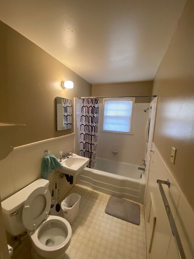 Foto del edificio - 1 bed 1 bath with attached garage!