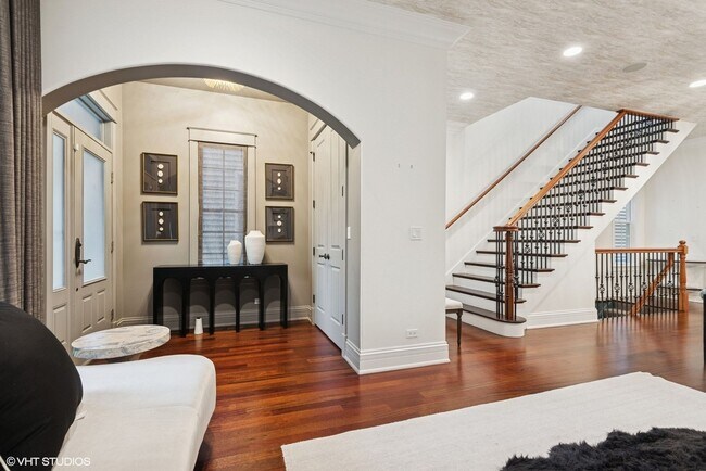 Foto del edificio - Luxurious Single Family Home in Lincoln Sq...