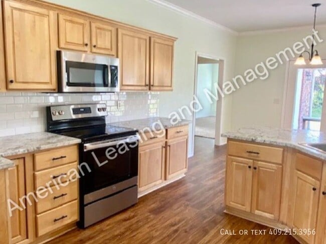 Building Photo - Recently Updated 3/Bedroom 2/Bath Home in ...