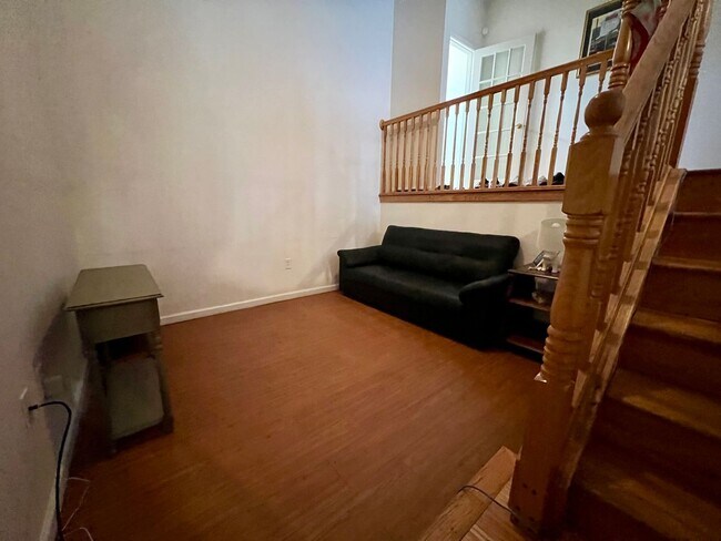 Foto del edificio - Stunning 6-Bedroom Townhome Just Outside T...