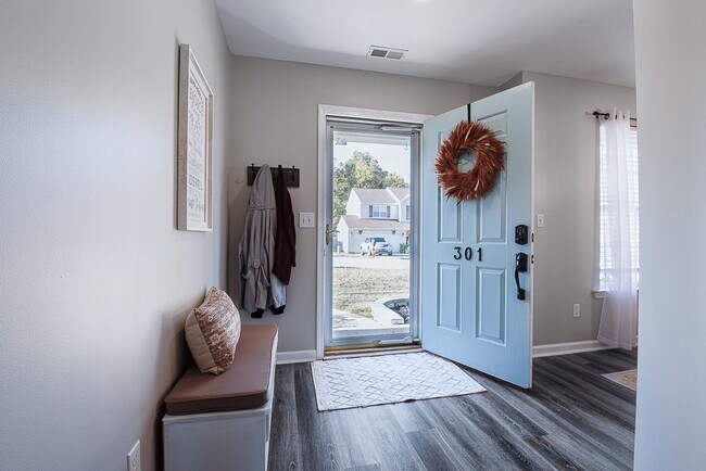 Foto del edificio - 4 BR/Loft near Simpsonville!  Lawn Maintenance included! Amenities & Close to Shopping & Restaurants