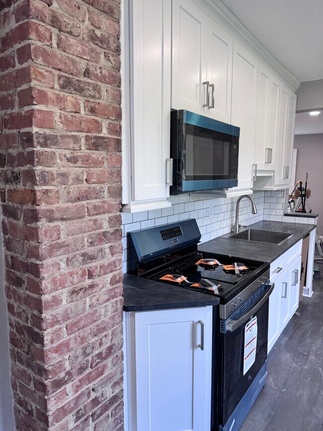 Kitchen - 857 Sherman Ave