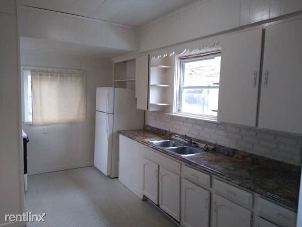 Building Photo - 3 br, 1 bath House - 8 Mitchell St