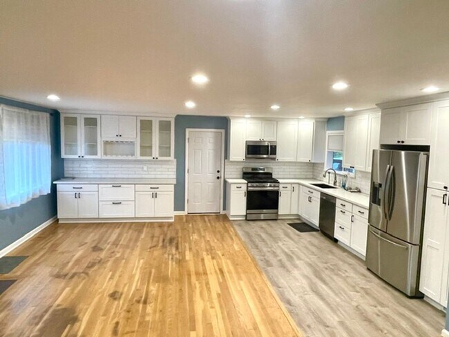 Building Photo - 3 Bedroom 1.5 baths! Walker & Cedar Hills ...