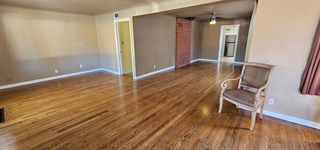 Building Photo - 3 Bedroom 1.5 Bath Old Southwest Reno Home...