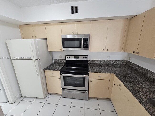Foto del edificio - 2451 Centergate Dr